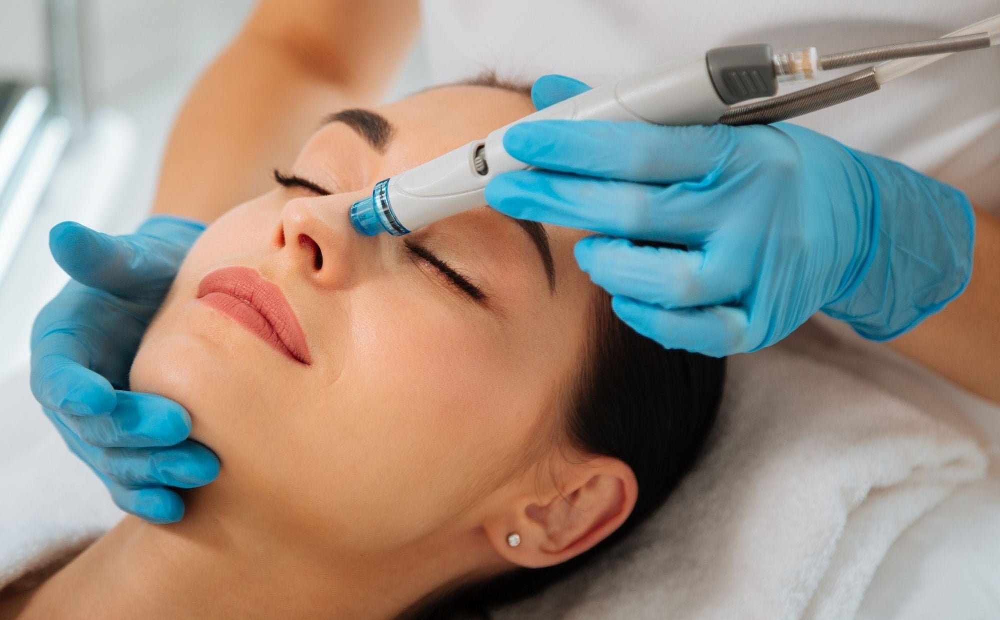 HydraFacial Signature Treatment being performed on a client